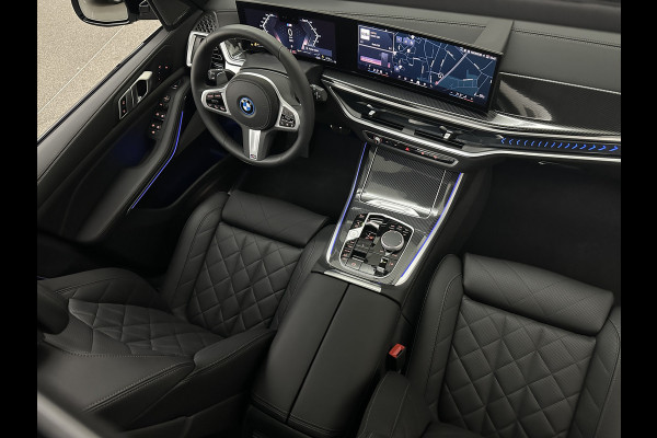 BMW X5 50e M-Sport Pro | 360 Camera | ACC | Panorama | Carbon | Head-Up | Trekhaak | Harman-Kardon | Memory | 22 inch | Comfortstoelen | Stoelverwarming V+A | Keyless-Entry | M-Gordels | Iconic-Glow | Stuurverwarming | ISO-Glas | Luchtvering | Zonwering | Carplay |
