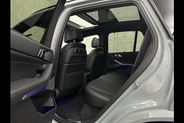 BMW X5 50e M-Sport Pro | 360 Camera | ACC | Panorama | Carbon | Head-Up | Trekhaak | Harman-Kardon | Memory | 22 inch | Comfortstoelen | Stoelverwarming V+A | Keyless-Entry | M-Gordels | Iconic-Glow | Stuurverwarming | ISO-Glas | Luchtvering | Zonwering | Carplay |