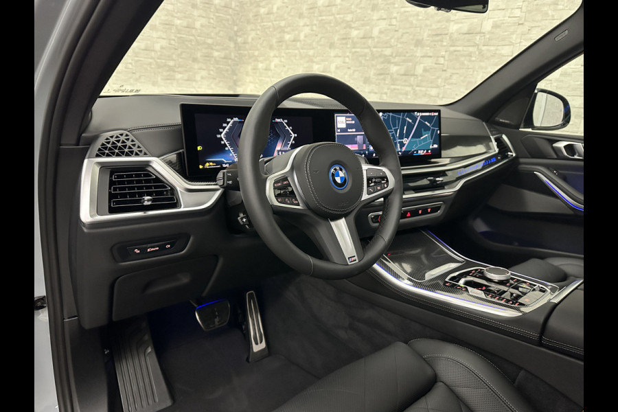 BMW X5 50e M-Sport Pro | 360 Camera | ACC | Panorama | Carbon | Head-Up | Trekhaak | Harman-Kardon | Memory | 22 inch | Comfortstoelen | Stoelverwarming V+A | Keyless-Entry | M-Gordels | Iconic-Glow | Stuurverwarming | ISO-Glas | Luchtvering | Zonwering | Carplay |