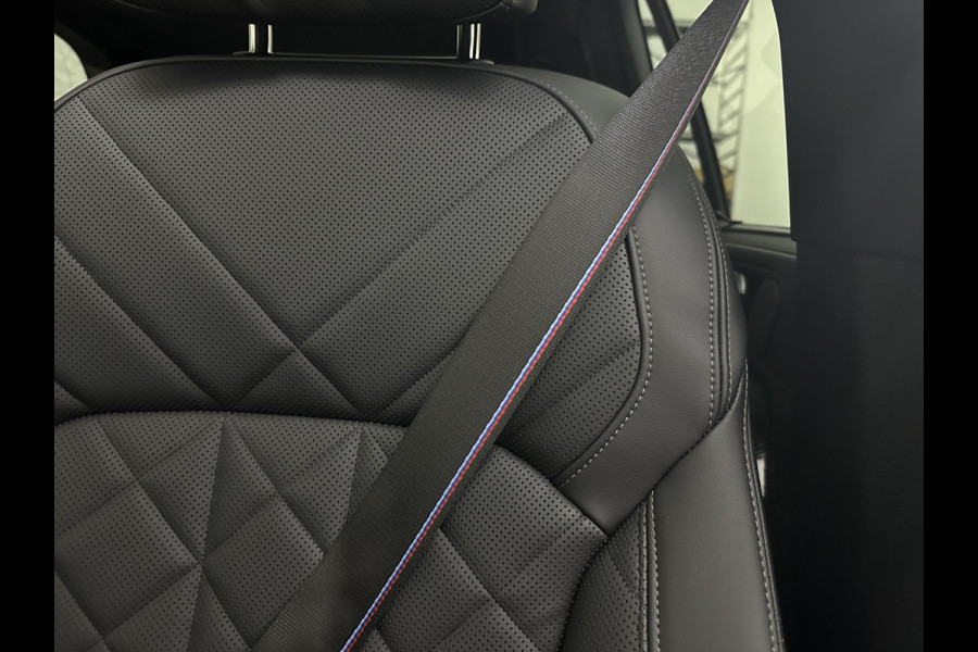 BMW X5 50e M-Sport Pro | 360 Camera | ACC | Panorama | Carbon | Head-Up | Trekhaak | Harman-Kardon | Memory | 22 inch | Comfortstoelen | Stoelverwarming V+A | Keyless-Entry | M-Gordels | Iconic-Glow | Stuurverwarming | ISO-Glas | Luchtvering | Zonwering | Carplay |