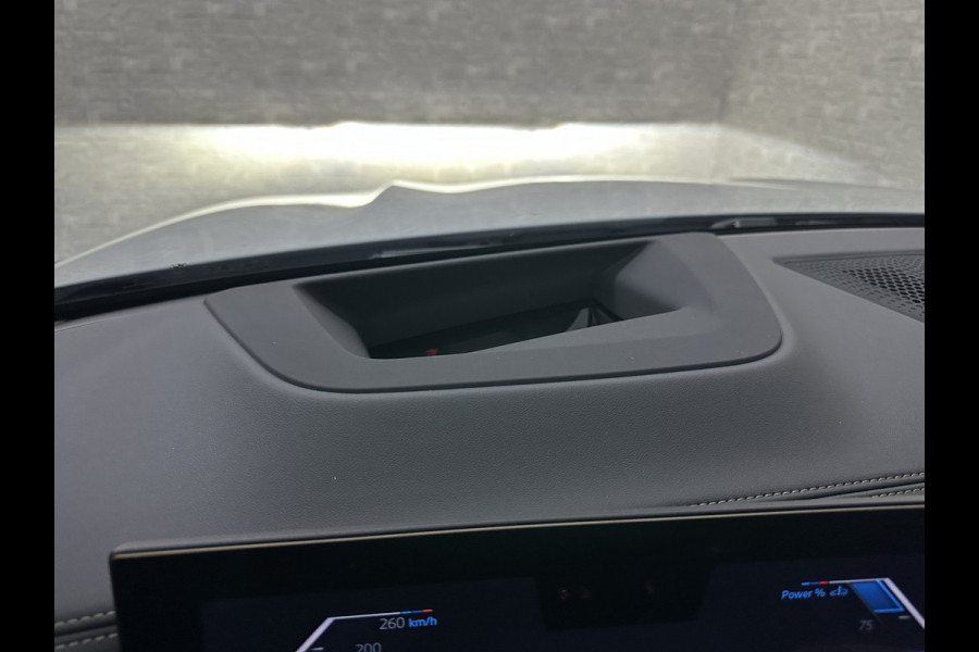 BMW X5 50e M-Sport Pro | 360 Camera | ACC | Panorama | Carbon | Head-Up | Trekhaak | Harman-Kardon | Memory | 22 inch | Comfortstoelen | Stoelverwarming V+A | Keyless-Entry | M-Gordels | Iconic-Glow | Stuurverwarming | ISO-Glas | Luchtvering | Zonwering | Carplay |
