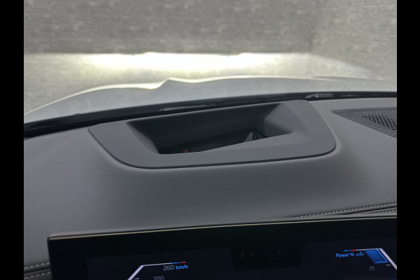 BMW X5 50e M-Sport Pro | 360 Camera | ACC | Panorama | Carbon | Head-Up | Trekhaak | Harman-Kardon | Memory | 22 inch | Comfortstoelen | Stoelverwarming V+A | Keyless-Entry | M-Gordels | Iconic-Glow | Stuurverwarming | ISO-Glas | Luchtvering | Zonwering | Carplay |