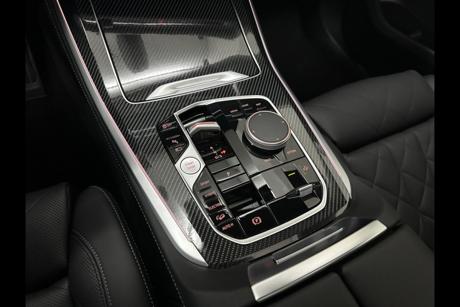 BMW X5 50e M-Sport Pro | 360 Camera | ACC | Panorama | Carbon | Head-Up | Trekhaak | Harman-Kardon | Memory | 22 inch | Comfortstoelen | Stoelverwarming V+A | Keyless-Entry | M-Gordels | Iconic-Glow | Stuurverwarming | ISO-Glas | Luchtvering | Zonwering | Carplay |