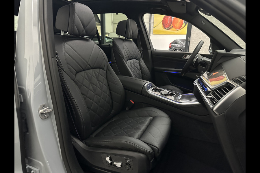 BMW X5 50e M-Sport Pro | 360 Camera | ACC | Panorama | Carbon | Head-Up | Trekhaak | Harman-Kardon | Memory | 22 inch | Comfortstoelen | Stoelverwarming V+A | Keyless-Entry | M-Gordels | Iconic-Glow | Stuurverwarming | ISO-Glas | Luchtvering | Zonwering | Carplay |