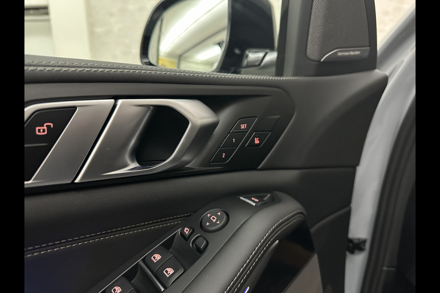 BMW X5 50e M-Sport Pro | 360 Camera | ACC | Panorama | Carbon | Head-Up | Trekhaak | Harman-Kardon | Memory | 22 inch | Comfortstoelen | Stoelverwarming V+A | Keyless-Entry | M-Gordels | Iconic-Glow | Stuurverwarming | ISO-Glas | Luchtvering | Zonwering | Carplay |