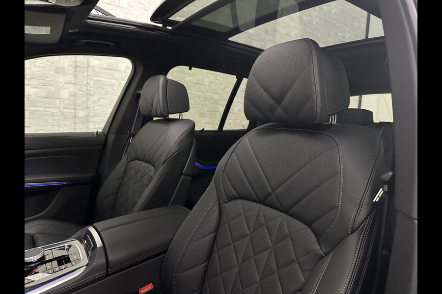 BMW X5 50e M-Sport Pro | 360 Camera | ACC | Panorama | Carbon | Head-Up | Trekhaak | Harman-Kardon | Memory | 22 inch | Comfortstoelen | Stoelverwarming V+A | Keyless-Entry | M-Gordels | Iconic-Glow | Stuurverwarming | ISO-Glas | Luchtvering | Zonwering | Carplay |