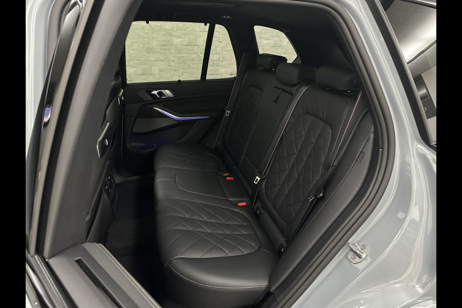 BMW X5 50e M-Sport Pro | 360 Camera | ACC | Panorama | Carbon | Head-Up | Trekhaak | Harman-Kardon | Memory | 22 inch | Comfortstoelen | Stoelverwarming V+A | Keyless-Entry | M-Gordels | Iconic-Glow | Stuurverwarming | ISO-Glas | Luchtvering | Zonwering | Carplay |