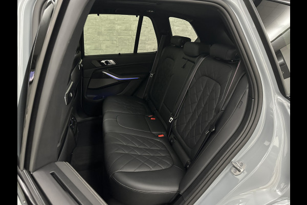 BMW X5 50e M-Sport Pro | 360 Camera | ACC | Panorama | Carbon | Head-Up | Trekhaak | Harman-Kardon | Memory | 22 inch | Comfortstoelen | Stoelverwarming V+A | Keyless-Entry | M-Gordels | Iconic-Glow | Stuurverwarming | ISO-Glas | Luchtvering | Zonwering | Carplay |