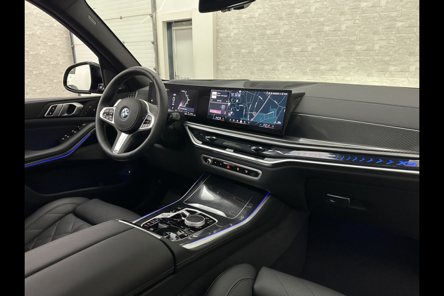 BMW X5 50e M-Sport Pro | 360 Camera | ACC | Panorama | Carbon | Head-Up | Trekhaak | Harman-Kardon | Memory | 22 inch | Comfortstoelen | Stoelverwarming V+A | Keyless-Entry | M-Gordels | Iconic-Glow | Stuurverwarming | ISO-Glas | Luchtvering | Zonwering | Carplay |