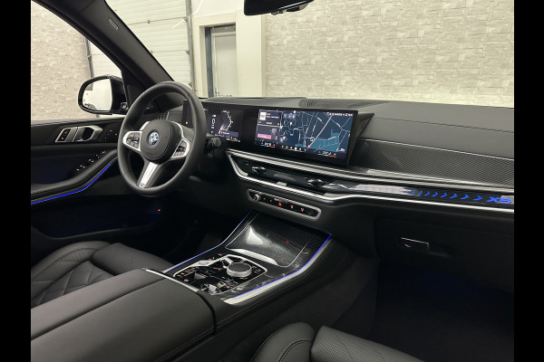 BMW X5 50e M-Sport Pro | 360 Camera | ACC | Panorama | Carbon | Head-Up | Trekhaak | Harman-Kardon | Memory | 22 inch | Comfortstoelen | Stoelverwarming V+A | Keyless-Entry | M-Gordels | Iconic-Glow | Stuurverwarming | ISO-Glas | Luchtvering | Zonwering | Carplay |
