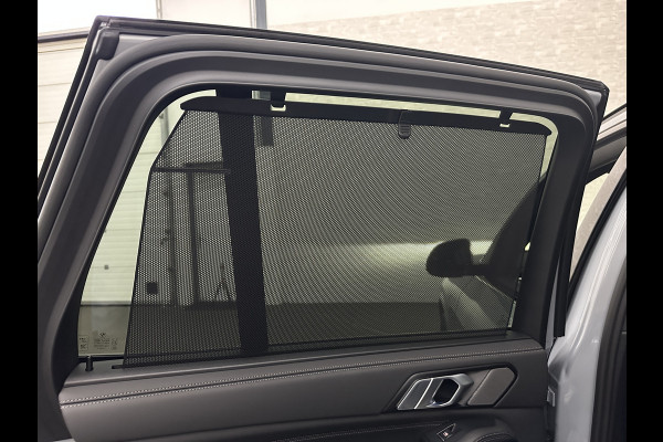 BMW X5 50e M-Sport Pro | 360 Camera | ACC | Panorama | Carbon | Head-Up | Trekhaak | Harman-Kardon | Memory | 22 inch | Comfortstoelen | Stoelverwarming V+A | Keyless-Entry | M-Gordels | Iconic-Glow | Stuurverwarming | ISO-Glas | Luchtvering | Zonwering | Carplay |