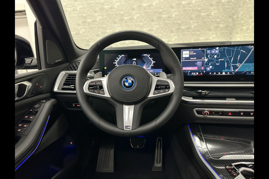 BMW X5 50e M-Sport Pro | 360 Camera | ACC | Panorama | Carbon | Head-Up | Trekhaak | Harman-Kardon | Memory | 22 inch | Comfortstoelen | Stoelverwarming V+A | Keyless-Entry | M-Gordels | Iconic-Glow | Stuurverwarming | ISO-Glas | Luchtvering | Zonwering | Carplay |
