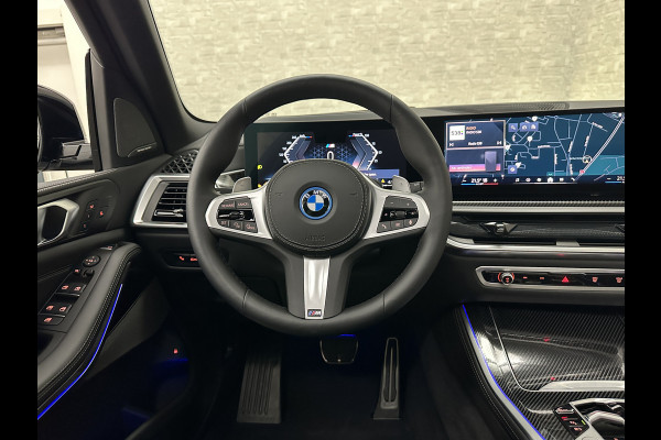 BMW X5 50e M-Sport Pro | 360 Camera | ACC | Panorama | Carbon | Head-Up | Trekhaak | Harman-Kardon | Memory | 22 inch | Comfortstoelen | Stoelverwarming V+A | Keyless-Entry | M-Gordels | Iconic-Glow | Stuurverwarming | ISO-Glas | Luchtvering | Zonwering | Carplay |
