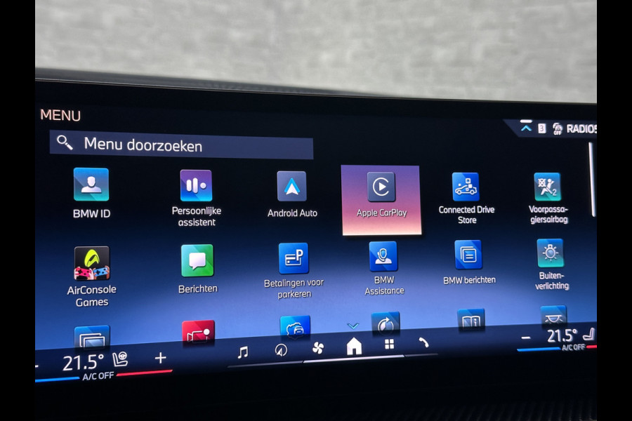 BMW X5 50e M-Sport Pro | 360 Camera | ACC | Panorama | Carbon | Head-Up | Trekhaak | Harman-Kardon | Memory | 22 inch | Comfortstoelen | Stoelverwarming V+A | Keyless-Entry | M-Gordels | Iconic-Glow | Stuurverwarming | ISO-Glas | Luchtvering | Zonwering | Carplay |