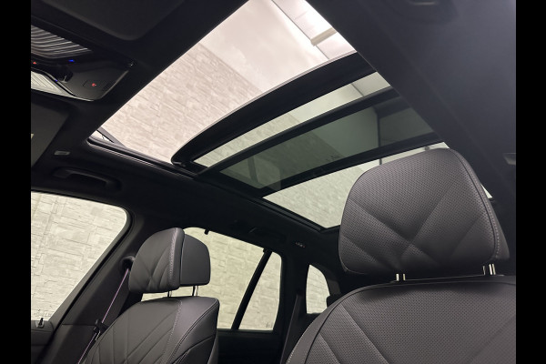 BMW X5 50e M-Sport Pro | 360 Camera | ACC | Panorama | Carbon | Head-Up | Trekhaak | Harman-Kardon | Memory | 22 inch | Comfortstoelen | Stoelverwarming V+A | Keyless-Entry | M-Gordels | Iconic-Glow | Stuurverwarming | ISO-Glas | Luchtvering | Zonwering | Carplay |