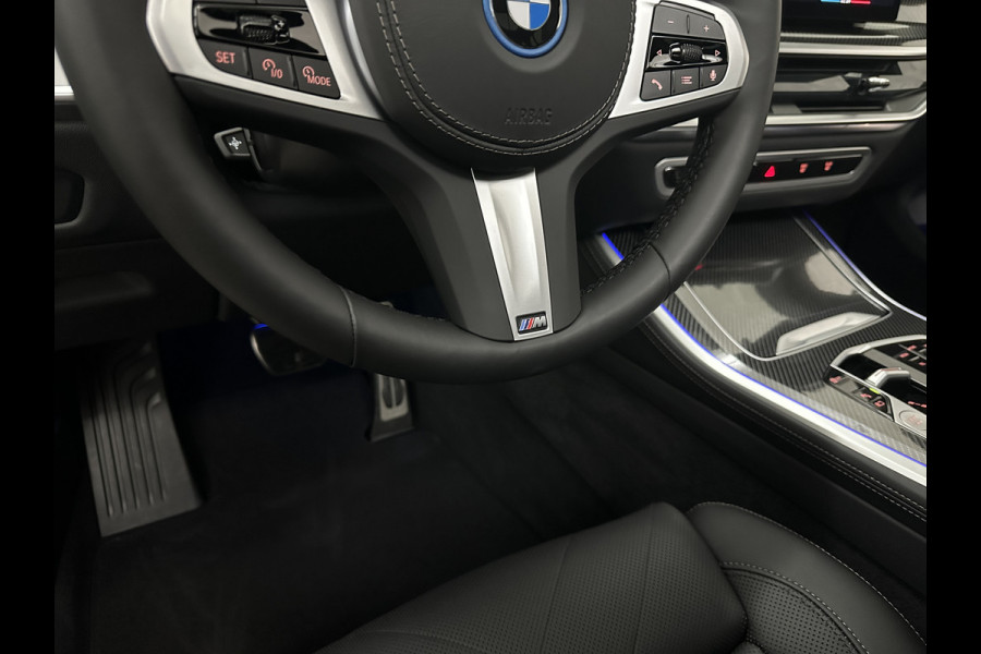 BMW X5 50e M-Sport Pro | 360 Camera | ACC | Panorama | Carbon | Head-Up | Trekhaak | Harman-Kardon | Memory | 22 inch | Comfortstoelen | Stoelverwarming V+A | Keyless-Entry | M-Gordels | Iconic-Glow | Stuurverwarming | ISO-Glas | Luchtvering | Zonwering | Carplay |