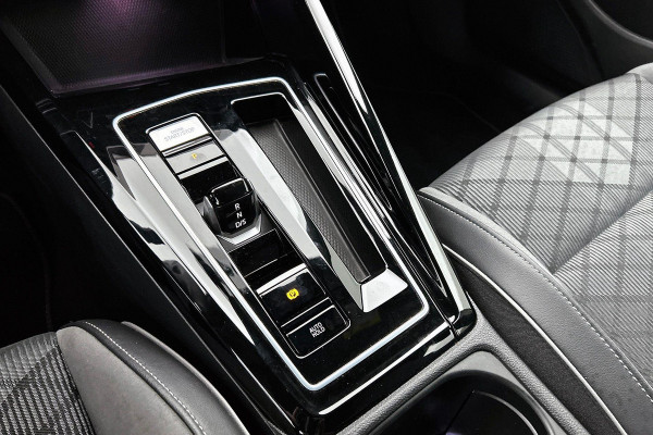 Volkswagen GOLF Variant 1.5 eTSI R-Line (NL-auto, Dealer onderH, Navi, Carplay, Camera, Kuipstoelen, PDC V+A, Digitale Dash, Etc)