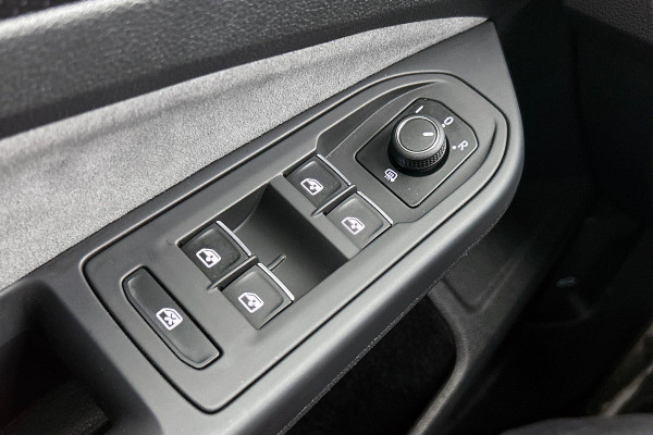 Volkswagen GOLF Variant 1.5 eTSI R-Line (NL-auto, Dealer onderH, Navi, Carplay, Camera, Kuipstoelen, PDC V+A, Digitale Dash, Etc)