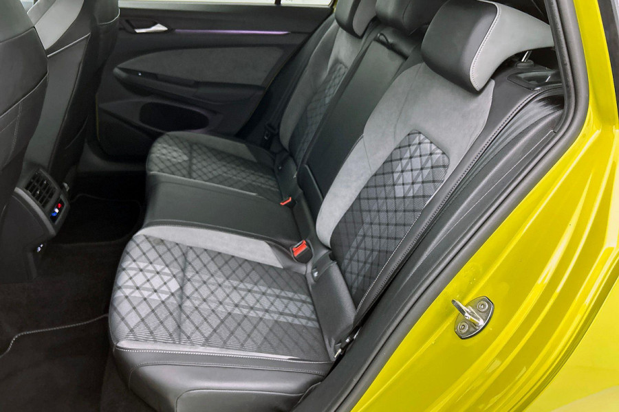 Volkswagen GOLF Variant 1.5 eTSI R-Line (NL-auto, Dealer onderH, Navi, Carplay, Camera, Kuipstoelen, PDC V+A, Digitale Dash, Etc)