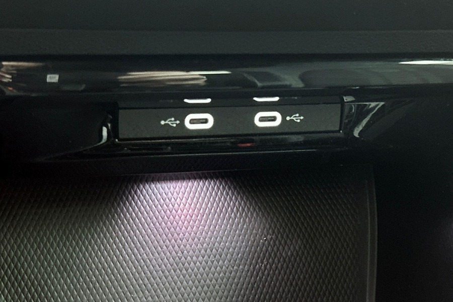 Volkswagen GOLF Variant 1.5 eTSI R-Line (NL-auto, Dealer onderH, Navi, Carplay, Camera, Kuipstoelen, PDC V+A, Digitale Dash, Etc)