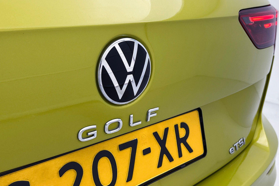 Volkswagen GOLF Variant 1.5 eTSI R-Line (NL-auto, Dealer onderH, Navi, Carplay, Camera, Kuipstoelen, PDC V+A, Digitale Dash, Etc)