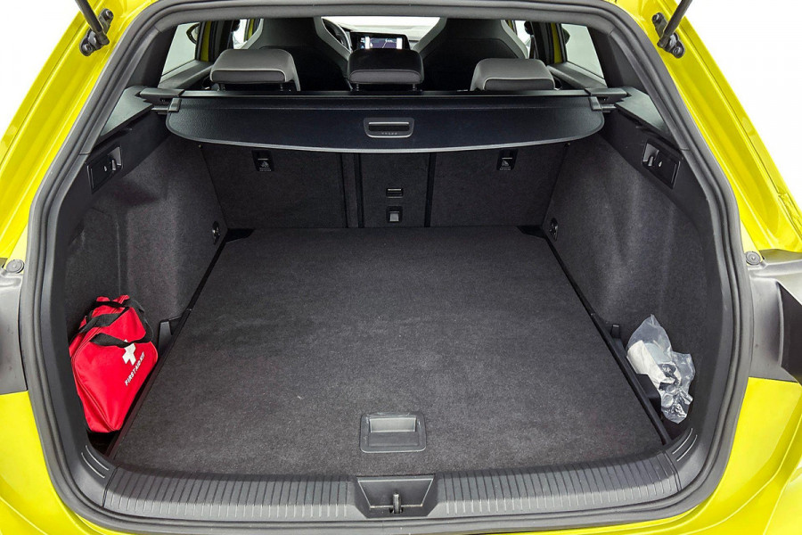 Volkswagen GOLF Variant 1.5 eTSI R-Line (NL-auto, Dealer onderH, Navi, Carplay, Camera, Kuipstoelen, PDC V+A, Digitale Dash, Etc)