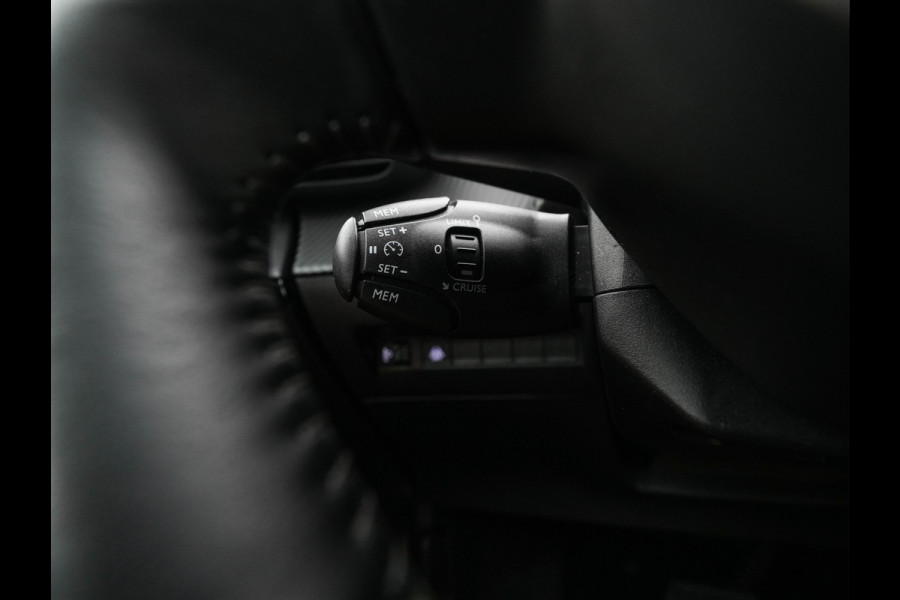Peugeot e-208 EV Blue Lease Allure 50 kWh (INCL-BTW) *FULL-LED | DIGI-COCKPIT | NAVI-FULLMAP | KEYLESS | CCS-FASTLOADER | CAMERA | 1/2 LEDER | ECC | PDC | APP.CONNECT | LANE-ASSIST | CRUISE | COMFORT-SEATS | 16"ALU*
