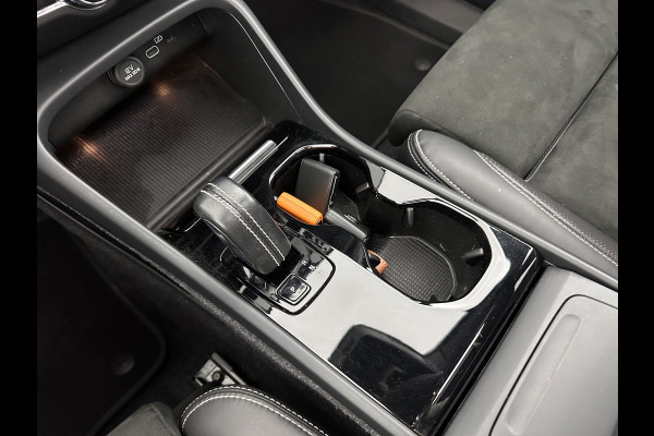 Volvo XC40 Recharge P8 AWD R-Design [ 3-Fase ] (INCL-BTW) *DIGI-COCKPIT | FULL-LED | PREMIUM-AUDIO | DAB | APP.CONNECT | BLIND-SPOT | NAVI-FULLMAP | ALCANTARA-LEATHER | ECC | PDC | SPORT-SEATS | 19''ALU *