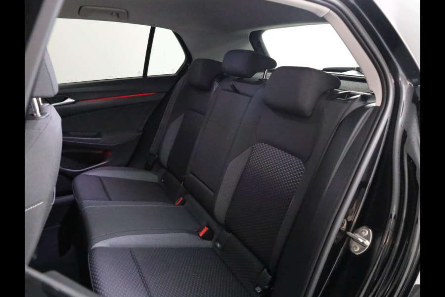 Volkswagen Golf 1.5 eTSI Life Active 130 pk Automaat (DSG) | Navigatie | Parkeersensoren | Achteruitrijcamera | Stoelverwarming | LED koplampen |