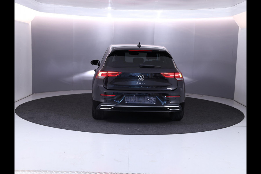 Volkswagen Golf 1.5 eTSI Life Active 130 pk Automaat (DSG) | Navigatie | Parkeersensoren | Achteruitrijcamera | Stoelverwarming | LED koplampen |