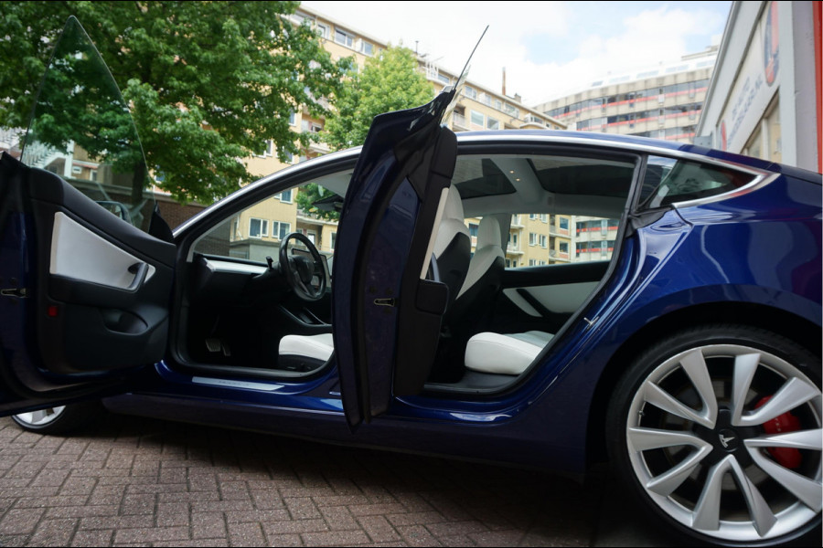 Tesla Model 3 Performance AWD 75 kWh Long Range | Liefhebbersconditie | 464pk | Origineel Nederlands Dealer onderhouden | Carbon Spoiler | Premium Audio | 20inch