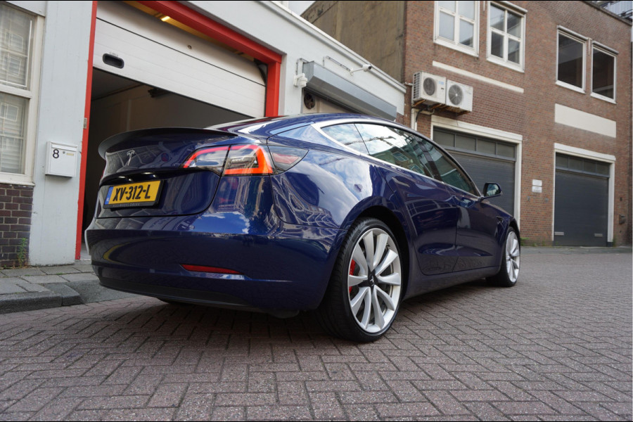 Tesla Model 3 Performance AWD 75 kWh Long Range | Liefhebbersconditie | 464pk | Origineel Nederlands Dealer onderhouden | Carbon Spoiler | Premium Audio | 20inch