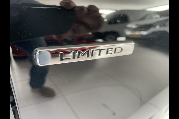Renault Clio Estate 0.9 TCe Limited Airco - Cruise control - Parkeersensoren achter - Navigatie full map - Mistlampen voor - Lederen stuurwiel - Dakrails