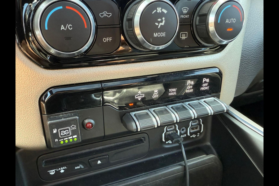 Dodge Ram 1500 5.7 V8 4x4 Crew Cab Laramie / Pano / Luchtvering / Elek sidesteps