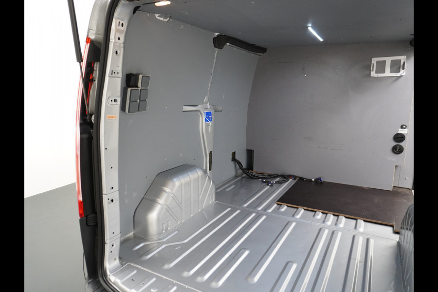 Ford Transit Custom Automaat 290 2.0TDCI 131PK L1H1 Navi Airco Cruise Camera Trekhaak Pdc Regen-/lichtsensor Euro 6 Trend Bluetooth Voorruit verwarmbaar Achterklep Zijschuifdeur Wandbetimmering Adaptieve bochtverl 1e Eigenaar Euro 6