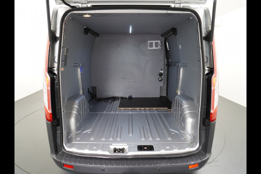 Ford Transit Custom Automaat 290 2.0TDCI 131PK L1H1 Navi Airco Cruise Camera Trekhaak Pdc Regen-/lichtsensor Euro 6 Trend Bluetooth Voorruit verwarmbaar Achterklep Zijschuifdeur Wandbetimmering Adaptieve bochtverl 1e Eigenaar Euro 6