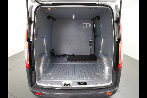 Ford Transit Custom Automaat 290 2.0TDCI 131PK L1H1 Navi Airco Cruise Camera Trekhaak Pdc Regen-/lichtsensor Euro 6 Trend Bluetooth Voorruit verwarmbaar Achterklep Zijschuifdeur Wandbetimmering Adaptieve bochtverl 1e Eigenaar Euro 6