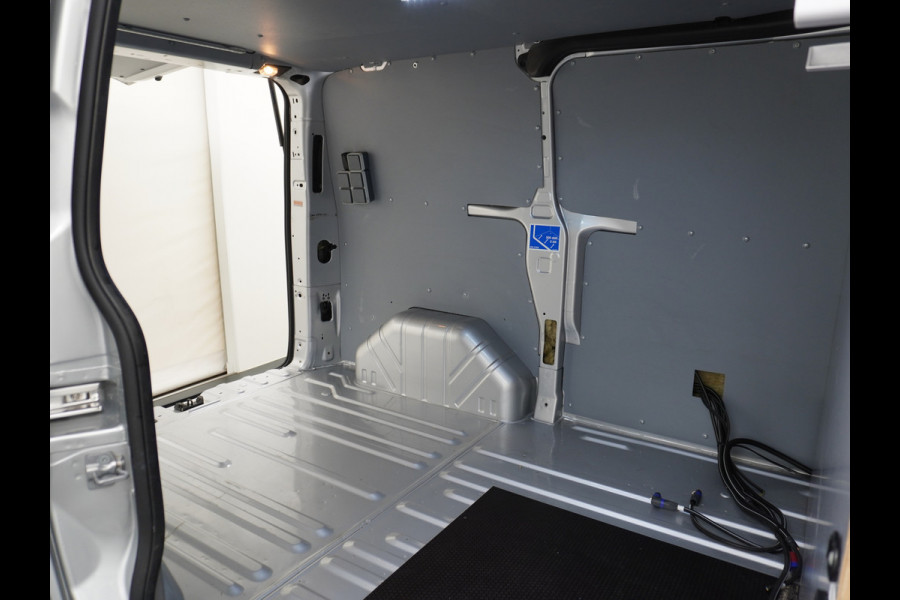 Ford Transit Custom Automaat 290 2.0TDCI 131PK L1H1 Navi Airco Cruise Camera Trekhaak Pdc Regen-/lichtsensor Euro 6 Trend Bluetooth Voorruit verwarmbaar Achterklep Zijschuifdeur Wandbetimmering Adaptieve bochtverl 1e Eigenaar Euro 6