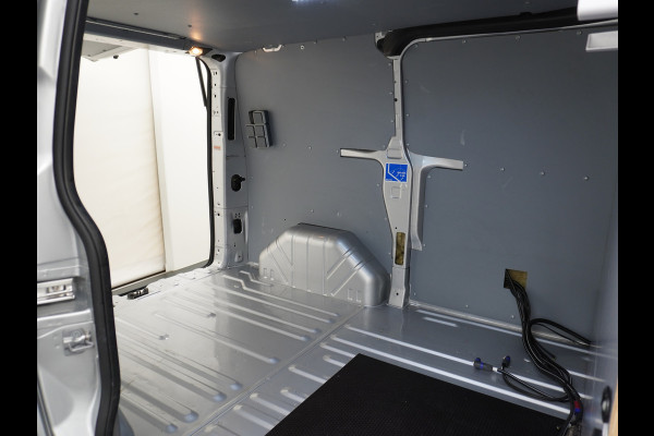 Ford Transit Custom Automaat 290 2.0TDCI 131PK L1H1 Navi Airco Cruise Camera Trekhaak Pdc Regen-/lichtsensor Euro 6 Trend Bluetooth Voorruit verwarmbaar Achterklep Zijschuifdeur Wandbetimmering Adaptieve bochtverl 1e Eigenaar Euro 6