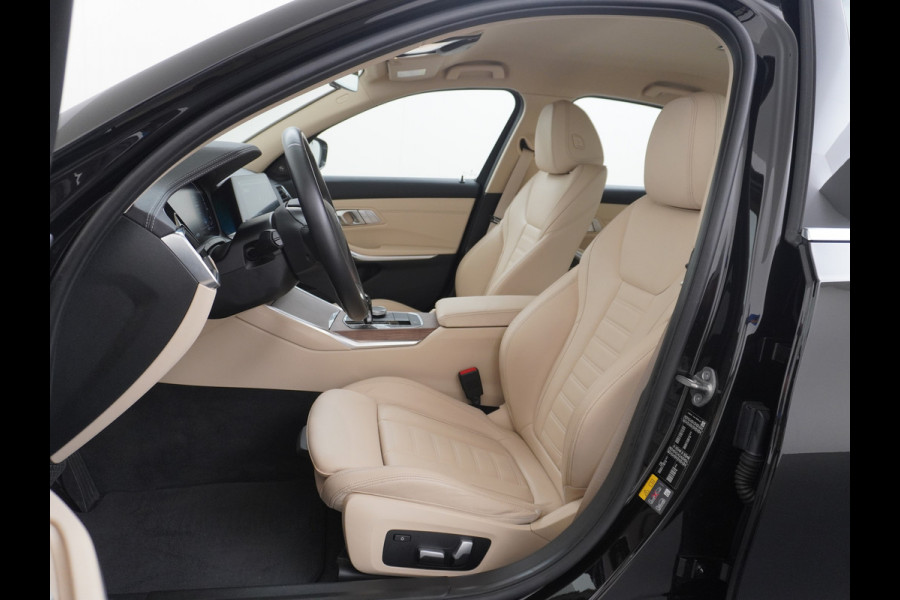 BMW 3-serie 330e 293PK Autom.8 Leder+Verwarmd+Elektr. Apple Carplay Android Auto Trekhaak Camera Adap.Cruise DAB+ Led Laserlicht Live cockpi Keyless Rijstrooksensor Audio Media Pack BMW individual Lmv 18" Comfort Access Digital Key Wifi Dealeronderhouden 1e Eigenaar Zeer compleet, nieuwprijs €66.055,-