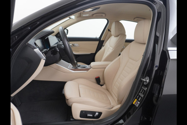 BMW 3-serie 330e 293PK Autom.8 Leder+Verwarmd+Elektr. Apple Carplay Android Auto Trekhaak Camera Adap.Cruise DAB+ Led Laserlicht Live cockpi Keyless Rijstrooksensor Audio Media Pack BMW individual Lmv 18" Comfort Access Digital Key Wifi Dealeronderhouden 1e Eigenaar Zeer compleet, nieuwprijs €66.055,-
