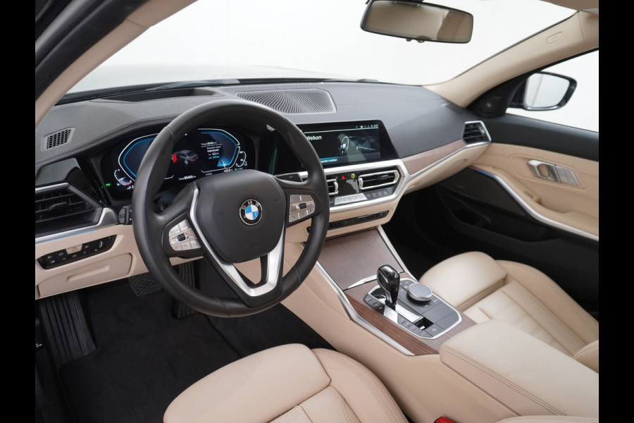 BMW 3-serie 330e 293PK Autom.8 Leder+Verwarmd+Elektr. Apple Carplay Android Auto Trekhaak Camera Adap.Cruise DAB+ Led Laserlicht Live cockpi Keyless Rijstrooksensor Audio Media Pack BMW individual Lmv 18" Comfort Access Digital Key Wifi Dealeronderhouden 1e Eigenaar Zeer compleet, nieuwprijs €66.055,-