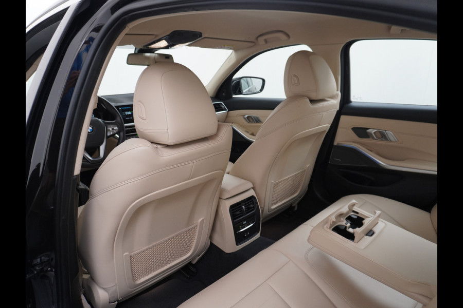 BMW 3-serie 330e 293PK Autom.8 Leder+Verwarmd+Elektr. Apple Carplay Android Auto Trekhaak Camera Adap.Cruise DAB+ Led Laserlicht Live cockpi Keyless Rijstrooksensor Audio Media Pack BMW individual Lmv 18" Comfort Access Digital Key Wifi Dealeronderhouden 1e Eigenaar Zeer compleet, nieuwprijs €66.055,-