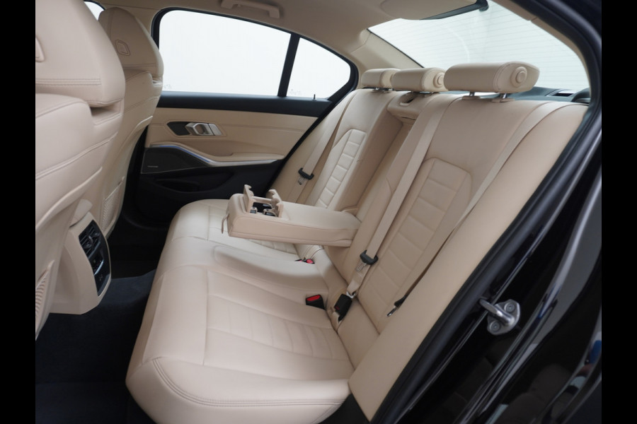 BMW 3-serie 330e 293PK Autom.8 Leder+Verwarmd+Elektr. Apple Carplay Android Auto Trekhaak Camera Adap.Cruise DAB+ Led Laserlicht Live cockpi Keyless Rijstrooksensor Audio Media Pack BMW individual Lmv 18" Comfort Access Digital Key Wifi Dealeronderhouden 1e Eigenaar Zeer compleet, nieuwprijs €66.055,-