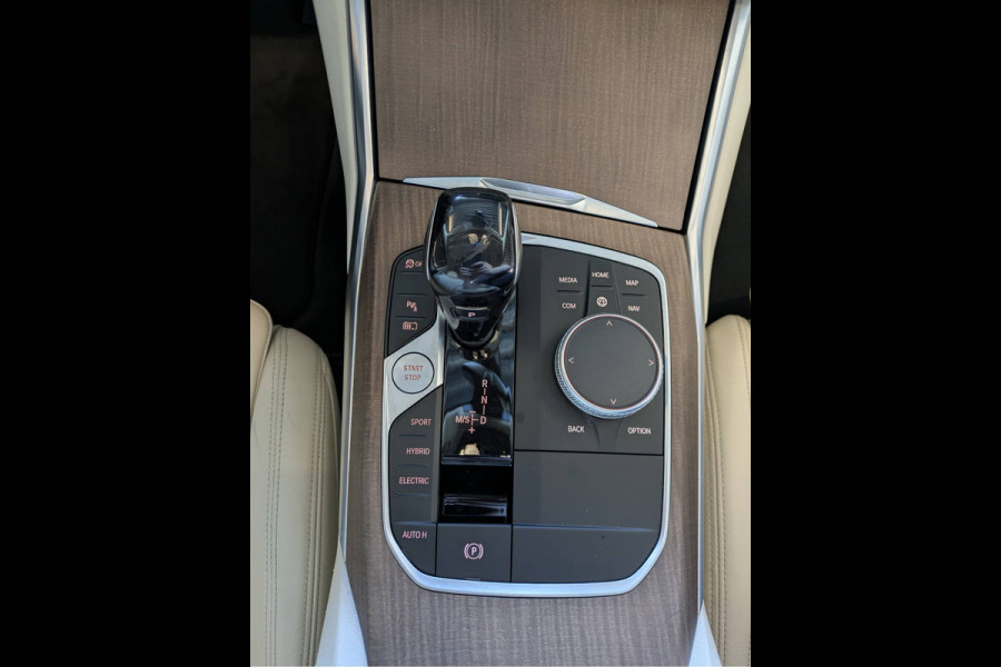 BMW 3-serie 330e 293PK Autom.8 Leder+Verwarmd+Elektr. Apple Carplay Android Auto Trekhaak Camera Adap.Cruise DAB+ Led Laserlicht Live cockpi Keyless Rijstrooksensor Audio Media Pack BMW individual Lmv 18" Comfort Access Digital Key Wifi Dealeronderhouden 1e Eigenaar Zeer compleet, nieuwprijs €66.055,-
