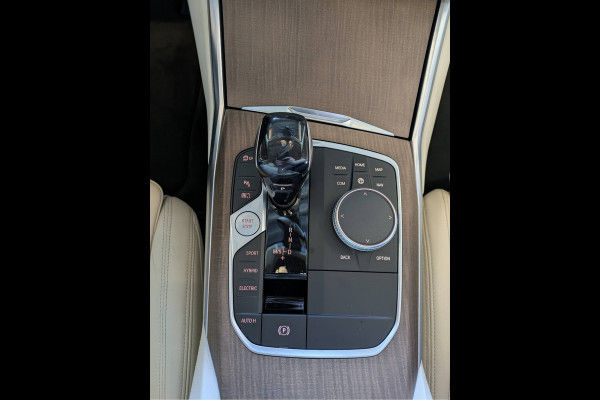 BMW 3-serie 330e 293PK Autom.8 Leder+Verwarmd+Elektr. Apple Carplay Android Auto Trekhaak Camera Adap.Cruise DAB+ Led Laserlicht Live cockpi Keyless Rijstrooksensor Audio Media Pack BMW individual Lmv 18" Comfort Access Digital Key Wifi Dealeronderhouden 1e Eigenaar Zeer compleet, nieuwprijs €66.055,-
