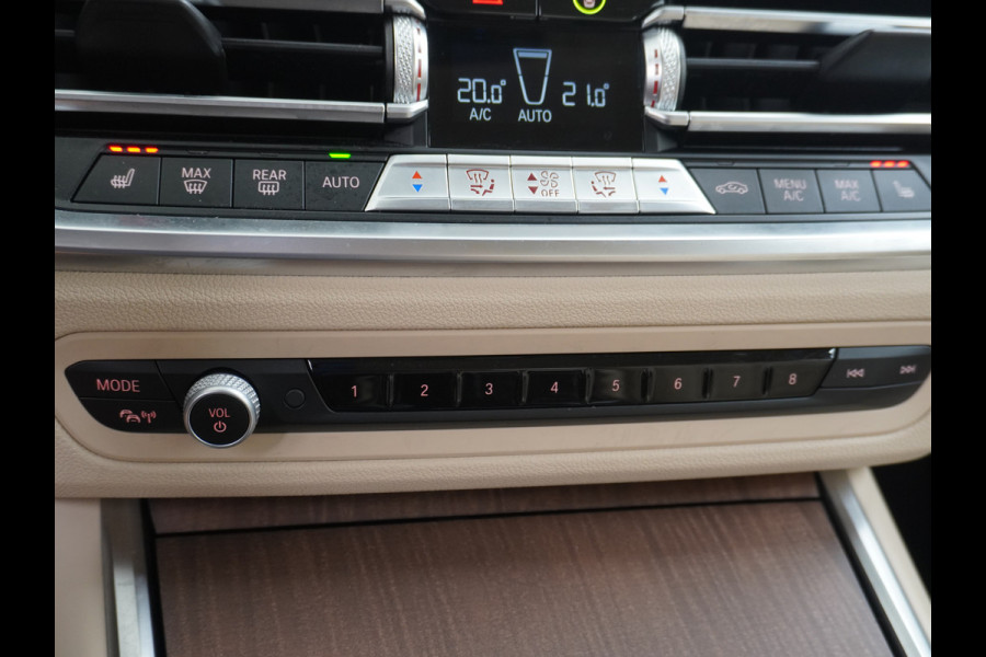 BMW 3-serie 330e 293PK Autom.8 Leder+Verwarmd+Elektr. Apple Carplay Android Auto Trekhaak Camera Adap.Cruise DAB+ Led Laserlicht Live cockpi Keyless Rijstrooksensor Audio Media Pack BMW individual Lmv 18" Comfort Access Digital Key Wifi Dealeronderhouden 1e Eigenaar Zeer compleet, nieuwprijs €66.055,-