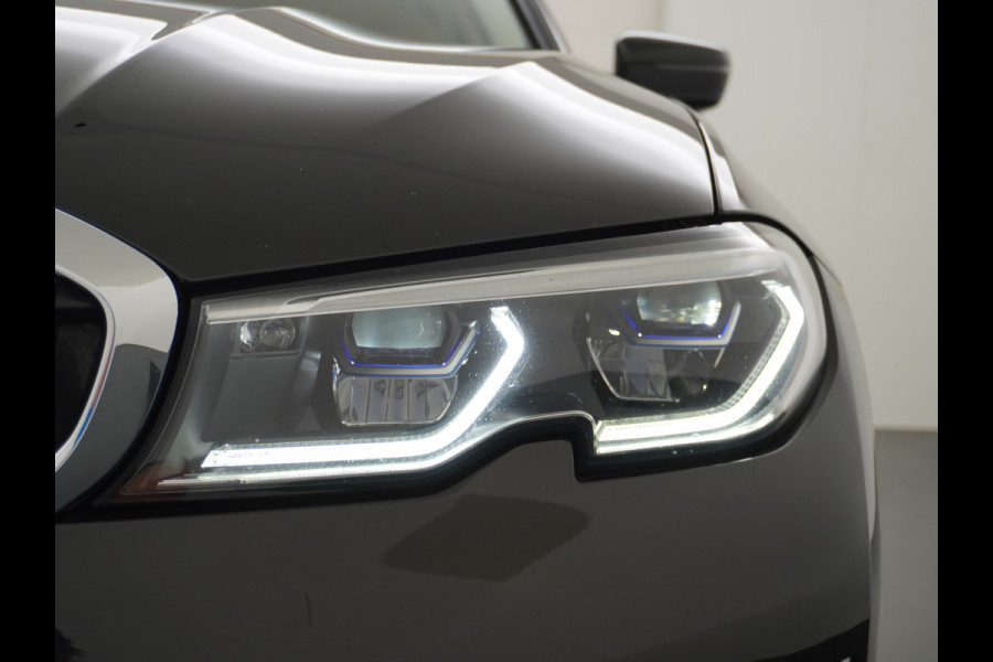 BMW 3-serie 330e 293PK Autom.8 Leder+Verwarmd+Elektr. Apple Carplay Android Auto Trekhaak Camera Adap.Cruise DAB+ Led Laserlicht Live cockpi Keyless Rijstrooksensor Audio Media Pack BMW individual Lmv 18" Comfort Access Digital Key Wifi Dealeronderhouden 1e Eigenaar Zeer compleet, nieuwprijs €66.055,-