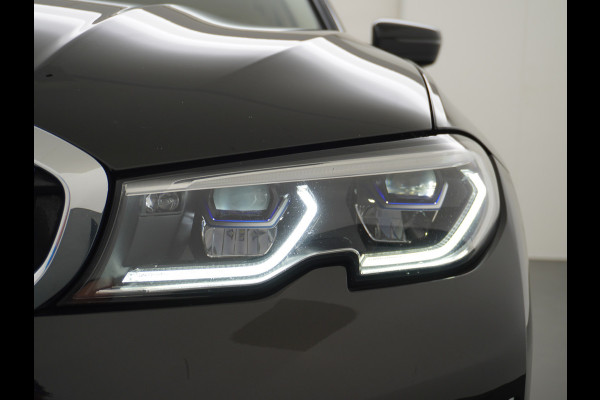 BMW 3-serie 330e 293PK Autom.8 Leder+Verwarmd+Elektr. Apple Carplay Android Auto Trekhaak Camera Adap.Cruise DAB+ Led Laserlicht Live cockpi Keyless Rijstrooksensor Audio Media Pack BMW individual Lmv 18" Comfort Access Digital Key Wifi Dealeronderhouden 1e Eigenaar Zeer compleet, nieuwprijs €66.055,-