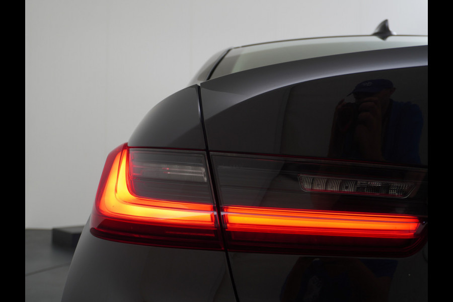 BMW 3-serie 330e 293PK Autom.8 Leder+Verwarmd+Elektr. Apple Carplay Android Auto Trekhaak Camera Adap.Cruise DAB+ Led Laserlicht Live cockpi Keyless Rijstrooksensor Audio Media Pack BMW individual Lmv 18" Comfort Access Digital Key Wifi Dealeronderhouden 1e Eigenaar Zeer compleet, nieuwprijs €66.055,-